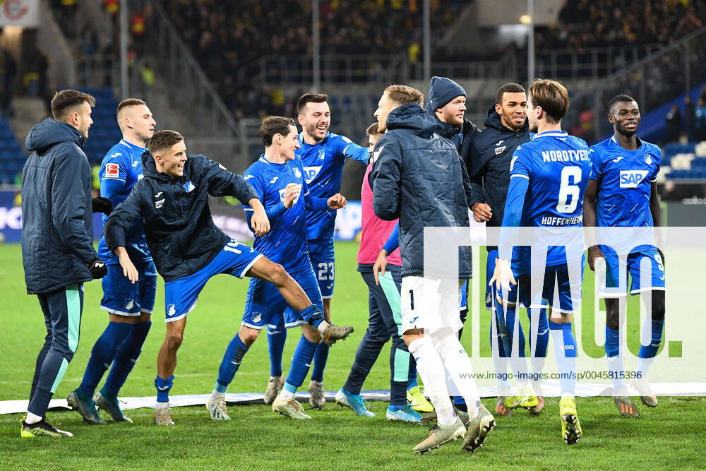 1 Bundesliga, TSG 1899 Hoffenheim Borussia dortmund,, v l The Hoffenheim team celebrates its victory in front of the Hoffenheim fans Sinsheim prio:1