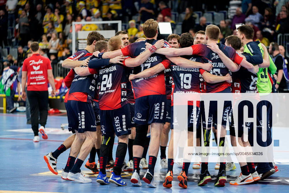 Players of the SG Flensburg Handewitt, cheering after the final whistle, victory, winner, winner, cheers, cheers, joy, optimistic, highlight, action, action, 21 12 2019, Mannheim Germany , Handball, Bundesliga, Rhein Neckar Löwen SG Flensburg Handewitt