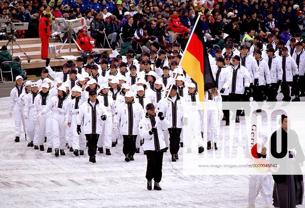 Einmarsch der deutschen Mannschaft mit Fahnenträger Jochen Behle bei der Eröffnungsfeier OS Winter Olympische Spiele, Winterspiele, Olympia, Olympiade: Eröffnung, Feier, Zeremonie Totale Minami Nagano Sports Park Nagano City