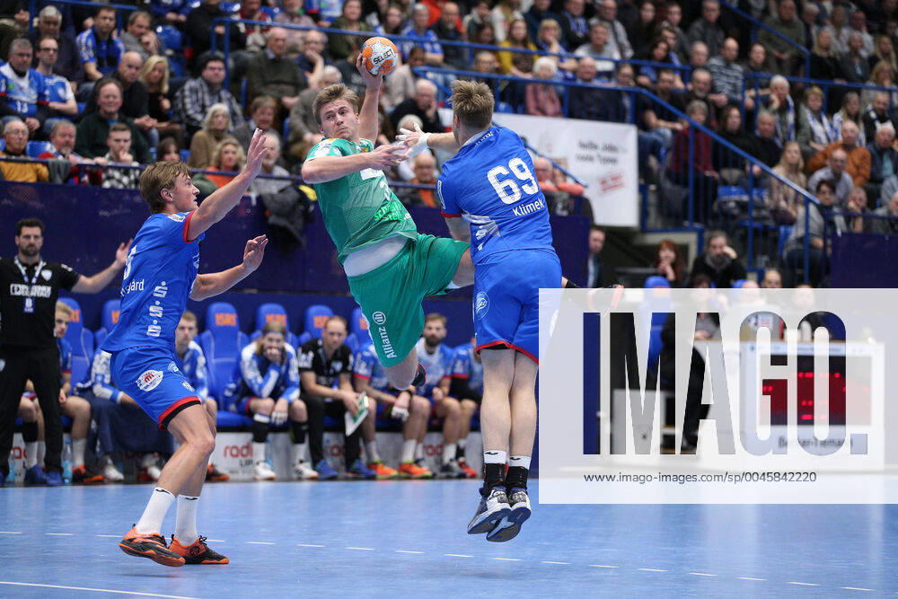 V l Jonathan Carlsbogard TBV Lemgo Lippe 9 , Franz Semper SC DHfK Leipzig 3 , Christian Klimek TBV Lemgo Lippe 69 GER, Handball, 1 Bundesliga, TBV Lemgo Lippe against SC DHfK Leipzig, 21 12 2019 Lemgo