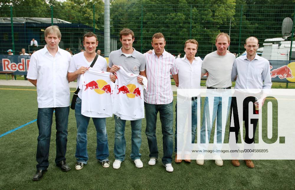 Pressetermin RasenBallsport Leipzig v.li.: Sportdirektor Joachim Krug, Ingo Hertzsch, Thomas Kläsener, Trainer Tino Vogel, Markus Egger (Generalmanager Red Bull Soccer), Torwarttrainer Perry Bräutigam, Andreas Sadlo (Vorstandsvorsitzender RB Leipzig) Fußball Herren NOFV Oberliga Süd Nordost 2009 2010, Präsentation, Funktionär, Wirtschaft, people Gruppe Markranstädt Leipzig