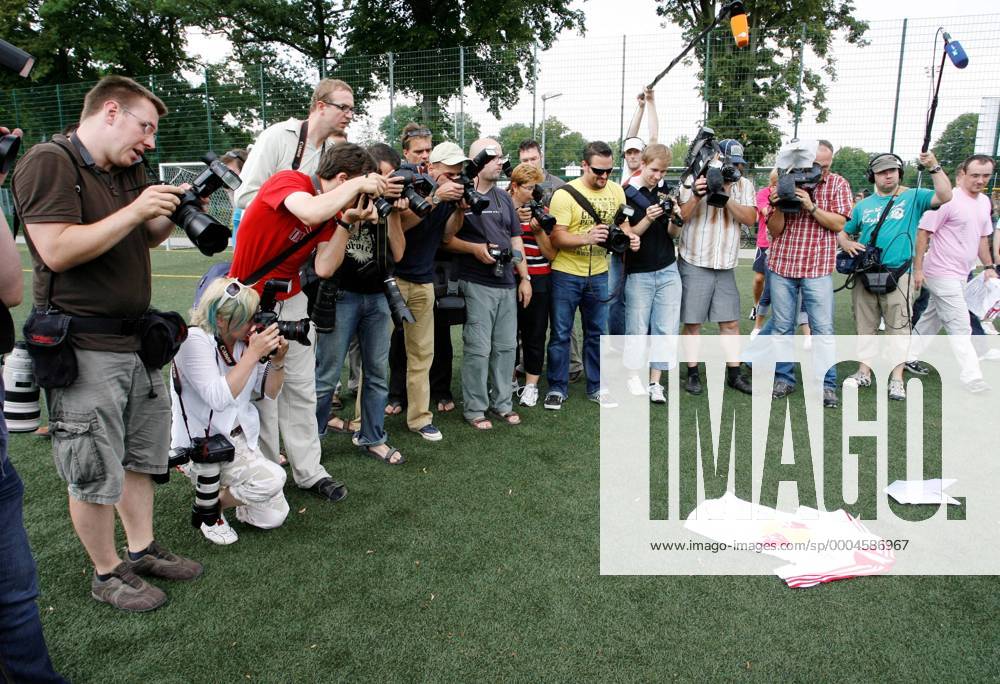 Sportfotografen lichten ein Trikot ab beim Pressetermin von RasenBallsport Leipzig: RedBull übernimmt den SSV Markranstädt und nennt sich fortan RB Leipzig - Fußball Herren NOFV Oberliga Süd Nordost 2009 2010, Präsentation, Fotografen, Medieninteresse Totale Markranstädt Leipzig