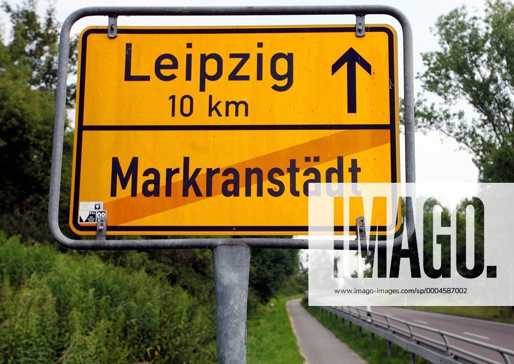 Markranstädt liegt 10 km vor Leipzig - so, jetzt wissen wir es - Fußball Herren NOFV Oberliga Süd Nordost 2009 2010, SSV, RB, Schild, Ortsschild, Ortsausgang Einzelbild Markranstädt Leipzig
