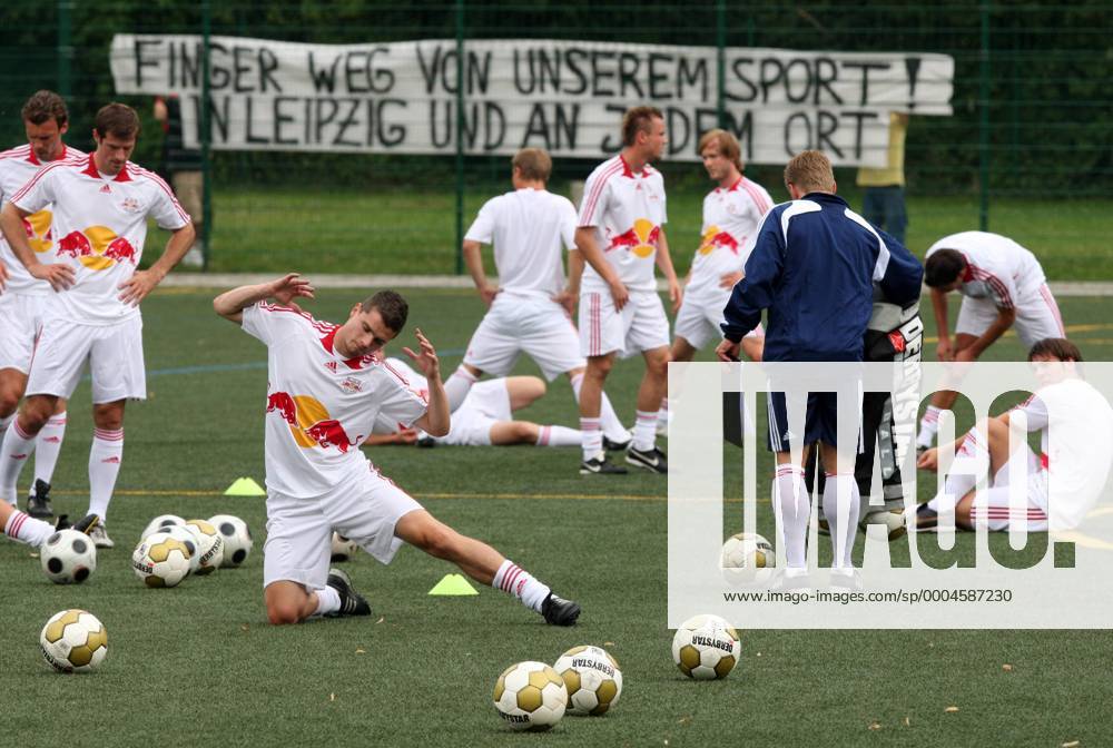 Training RB Leipzig in Trikots von Red Bull Salzburg während am Zaun ein Protestbanner hängt: Finger weg von unserem Sport in Leipzig und an jedem Ort Fußball Herren NOFV Oberliga Süd Nordost 2009 2010, RasenBallsport Leipzig, Rasenball, RB, Training Totale Markranstädt