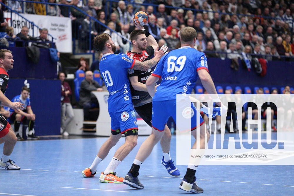 V l Fabian van Olphen TBV Lemgo Lippe 10 , Sime Ivic HC Erlangen 19 , Christian Klimek TBV Lemgo Lippe 69 GER, Handball, 1 Bundesliga, TBV Lemgo Lippe against HC Erlangen, 26 12 2019 Lemgo