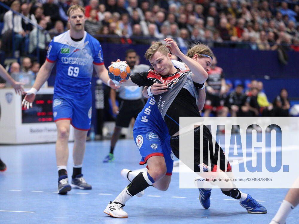 V l Andreas Cederholm TBV Lemgo Lippe 34 , Christopher Bissel HC Erlangen 21 GER, Handball, 1 Bundesliga, TBV Lemgo Lippe vs. HC Erlangen, 26 12 2019 Lemgo