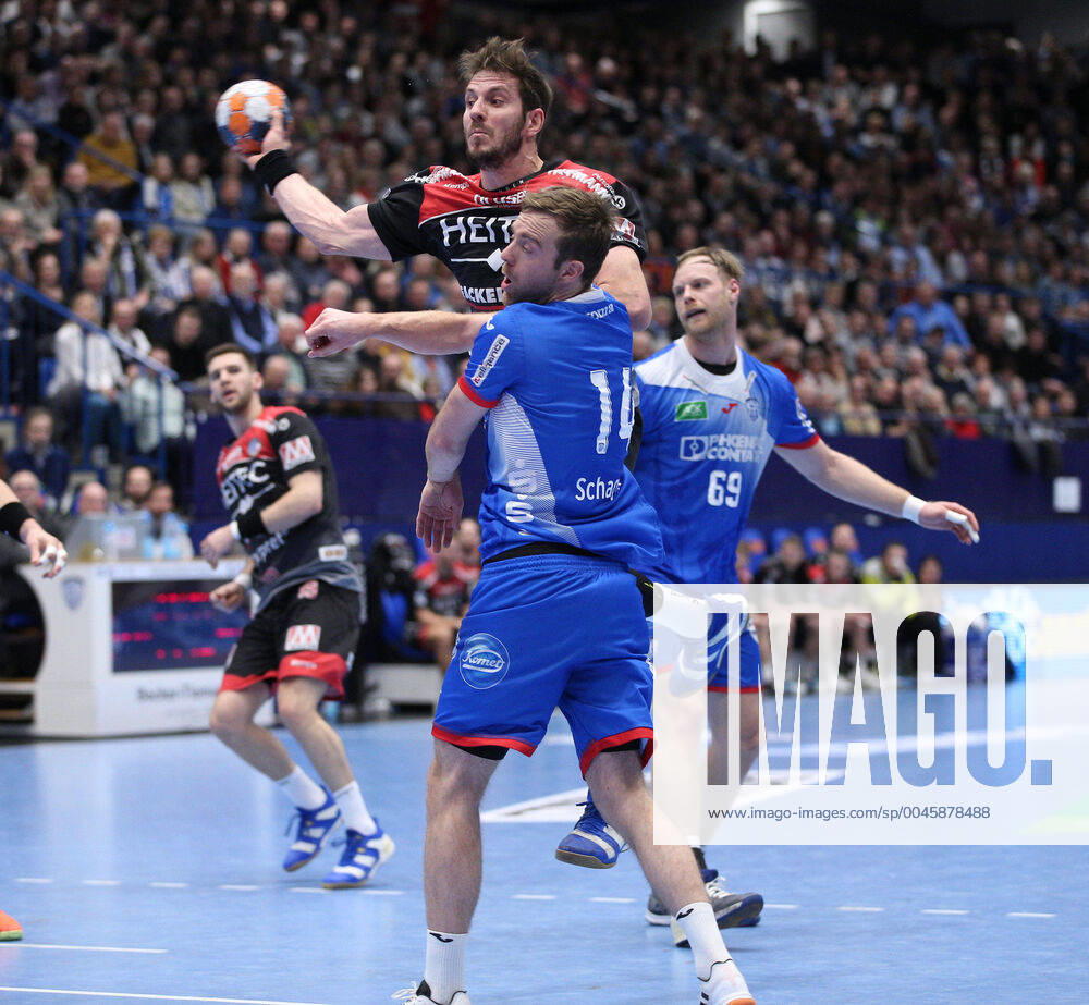 V l Michael Haass HC Erlangen 13 , Bobby Schagen TBV Lemgo Lippe 14 GER, Handball, 1 Bundesliga, TBV Lemgo Lippe against HC Erlangen, 26 12 2019 Lemgo