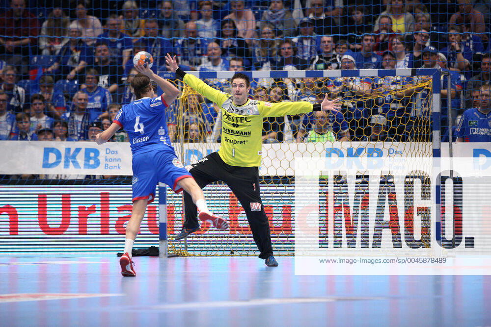 V l Bjarki Mar Elisson TBV Lemgo Lippe 4 , Carsten Lichtlein HC Erlangen 1 GER, Handball, 1 Bundesliga, TBV Lemgo Lippe against HC Erlangen, 26 12 2019 Lemgo