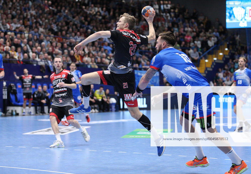 V l Christopher Bissel HC Erlangen 21 , Fabian van Olphen TBV Lemgo Lippe 10 GER, Handball, 1 Bundesliga, TBV Lemgo Lippe vs. HC Erlangen, 26 12 2019 Lemgo