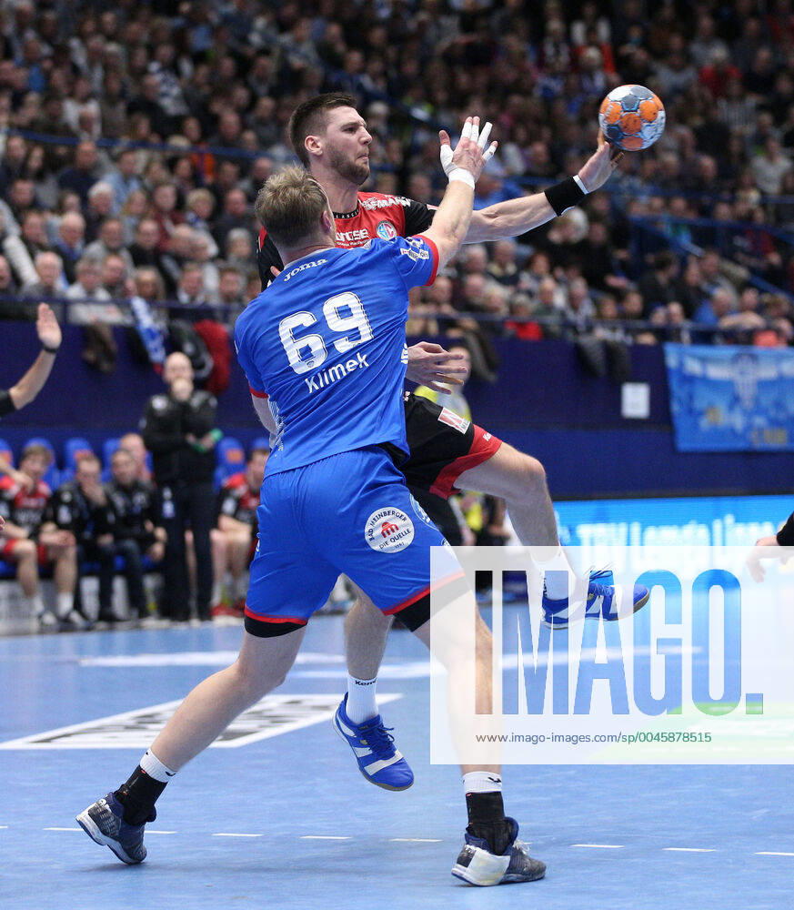 V l Christian Klimek TBV Lemgo Lippe 69 , Sime Ivic HC Erlangen 19 GER, Handball, 1 Bundesliga, TBV Lemgo Lippe against HC Erlangen, 26 12 2019 Lemgo