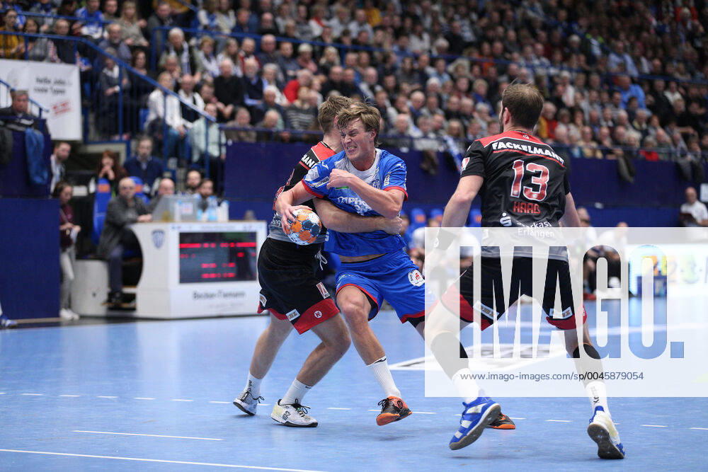 V l Petter Overby HC Erlangen 9 , Jonathan Carlsbogard TBV Lemgo Lippe 9 , Michael Haass HC Erlangen 13 GER, Handball, 1 Bundesliga, TBV Lemgo Lippe against HC Erlangen, 26 12 2019 Lemgo