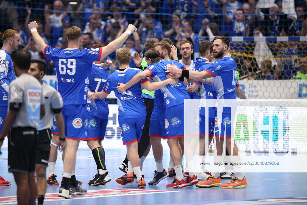 Victory celebration at TBV Lemgo Lippe GER, Handball, 1 Bundesliga, TBV Lemgo Lippe against HC Erlangen, 26 12 2019 Lemgo