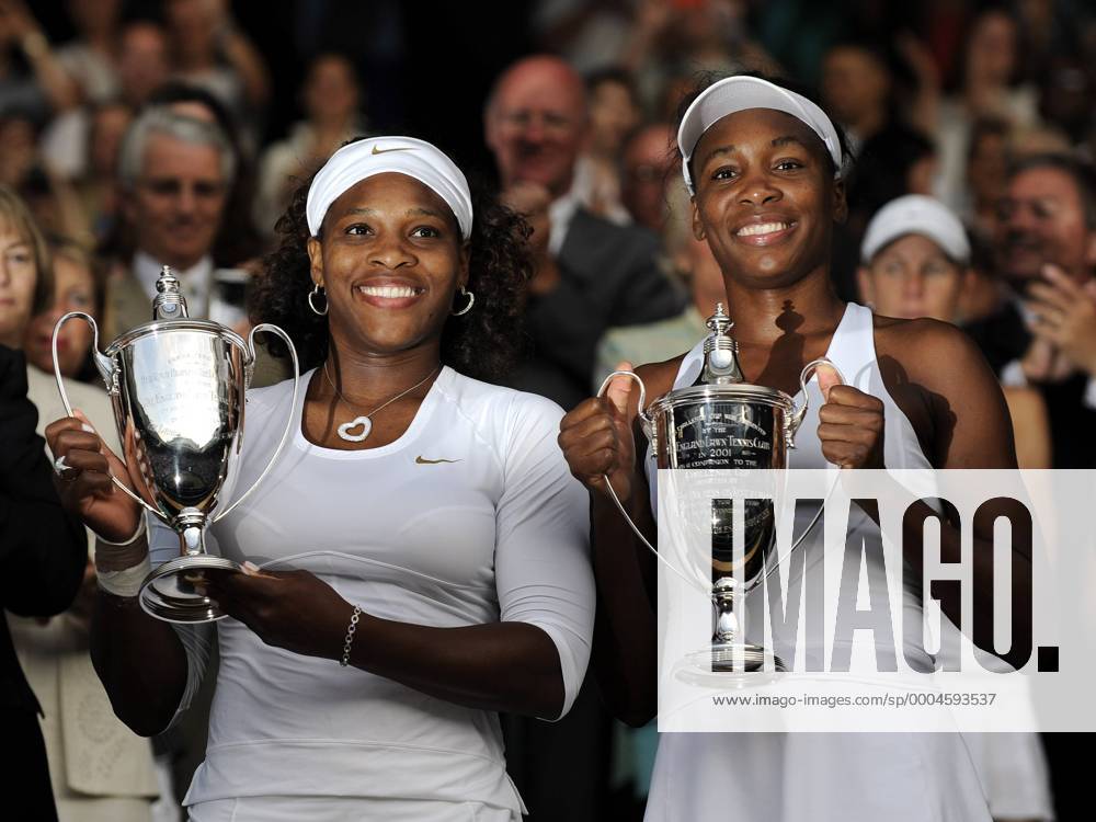 Serena Williams (li.) und Schwester Venus Williams (beide USA) gewinnen Wimbledon 2009 Tennis Damen All England Championships 2009, Grand Slam, WTA Tour, Finale Gruppe Wimbledon London Begeisterung, Freude,