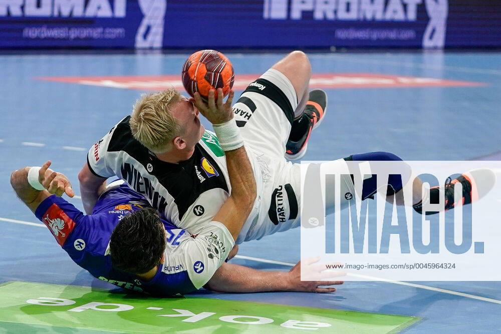 From left to right Alexander Petersson HSI, Iceland, 15 , Patrick Wiencek DHB, 7 , Duel, duel, tackle, tackling, dynamics, action, action, 04 01 2020, Mannheim Germany , Handball, International, Germany Iceland