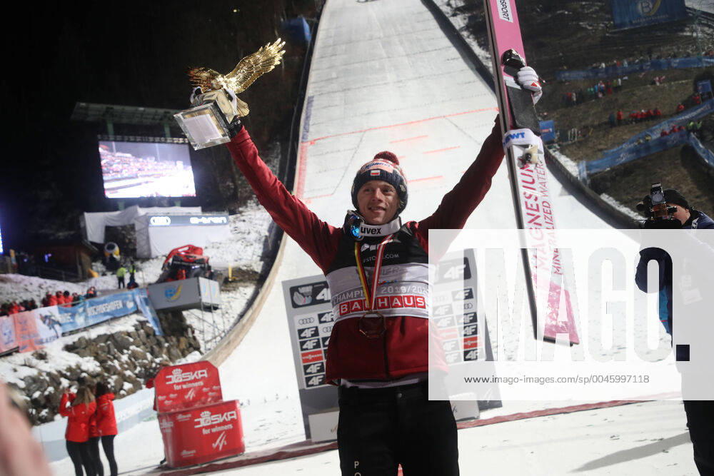 KW02 Ski jumping, Skispringen, Ski, nordisch - FIS WC Bischofshofen BISCHOFSHOFEN,AUSTRIA,06.JAN.20 - NORDIC SKIING, SKI JUMPING - FIS World Cup, Four Hills Tournament, large hill, award ceremony for the overall victory. Image shows the rejoicing of Dawid Kubacki (POL). keywords: trophy. GEPAxpictures xChristianxWalgram