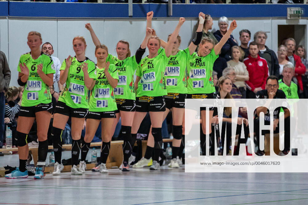 TSV Nord Harrislee vs. Thueringer HC, Handball, DHB Cup, Quarterfinal, 08 01 20 Handewitt cheers Goal cheers for TSV Nord Harrislee