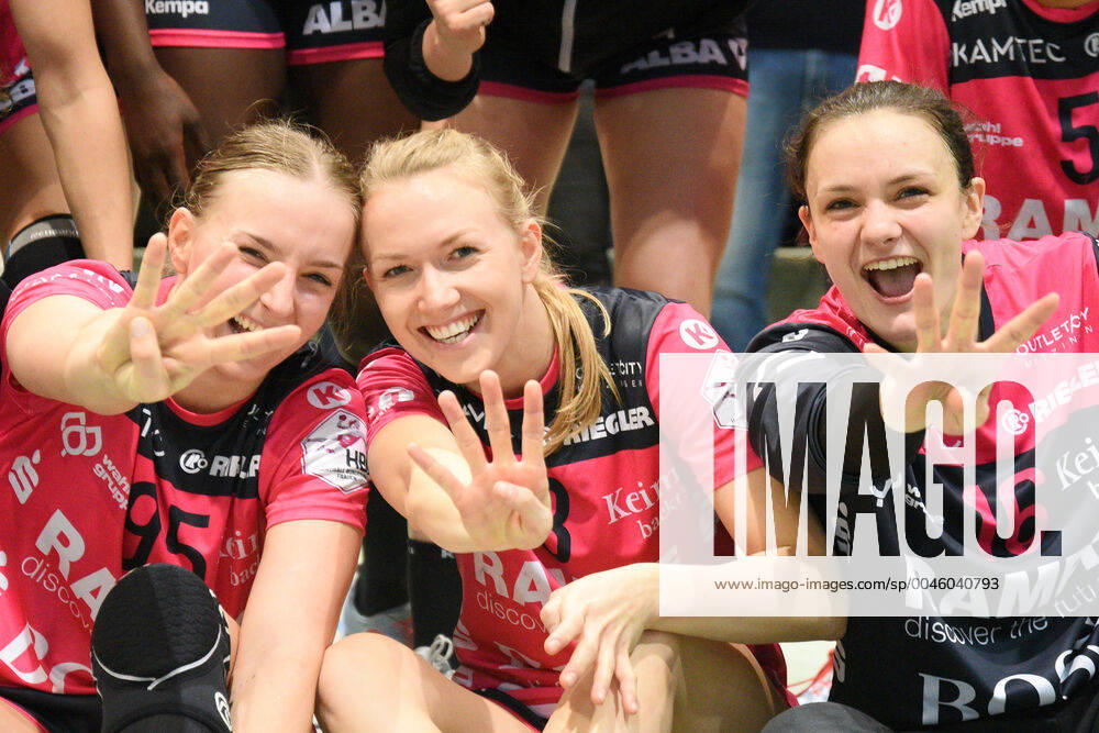 Dorina Korsos TusSies Metzingen 95 ,Simone Petersen TusSies Metzingen 8 ,Nicole Roth TusSies Metzingen 16 in goal TusSies Metzingen, Handball, HBF, DHB Cup Game, 10 01 2020, Photo TBaur Eibner TusSies Metzingen vs HSG Bensheim Auerbach Metzingen