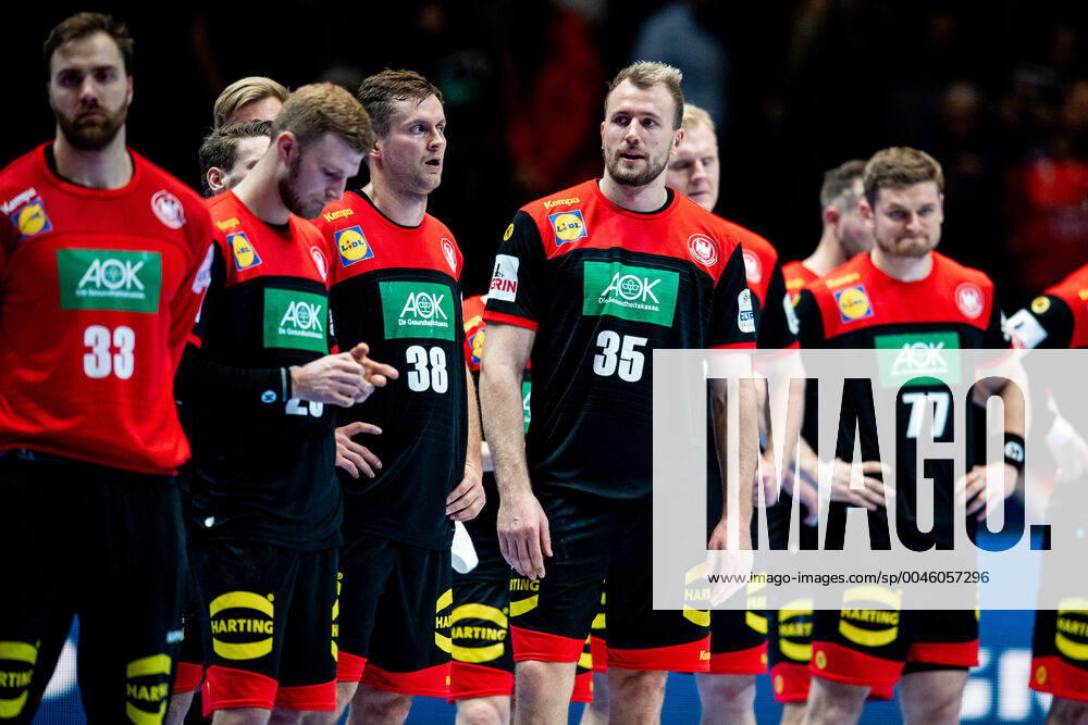 Julius Kühn and the players of Germany look dejected after the EHF European Handball Championship match between Spain and Germany on January 11, 2020 in Trondheim Photo Vegard Wivestad Grott BILDBYRAN code VG 170462 bbeng handball handball handball handball em 2020 european mens handball championship 2020 em 2020 handballs em 2020 ehf euro 2020 spain spain germany germany deutschland depp,