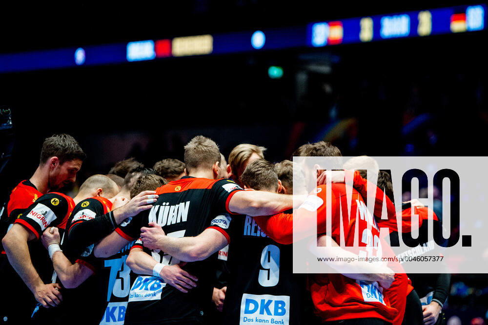 Julius Kühn and the players of Germany gather in a circle after the EHF European Handball Championship match between Spain and Germany on January 11, 2020 in Trondheim Photo Vegard Wivestad Grott BILDBYRAN kod VG 170462 bbeng handball handball handball handball em 2020 european mens handball championship 2020 em 2020 handballs em 2020 ehf euro 2020 spain spain germany germany germany,
