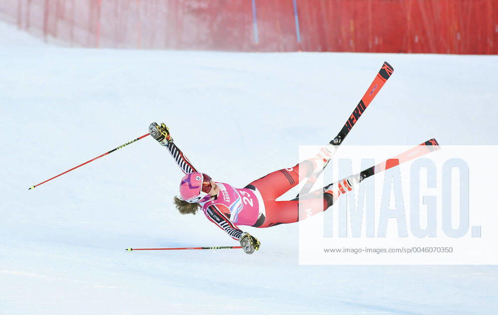 KW02 (200112) -- LES DIABLERETS, Jan. 12, 2020 -- Alice Marchessault of Canada falls during the Women s Giant Slalom Run 1 of Alpine Skiing at the 3rd Winter Youth Olympic Games, Olympische Spiele, Olympia, OS at Les Diablerets Alpine centre, Switzerland on Jan. 12, 2020. ) (SP)SWITZERLAND-LES DIABLERETS-WINTER YOG-ALPINE SKIING-WOMEN S GIANT SLALOM WangxQingqin