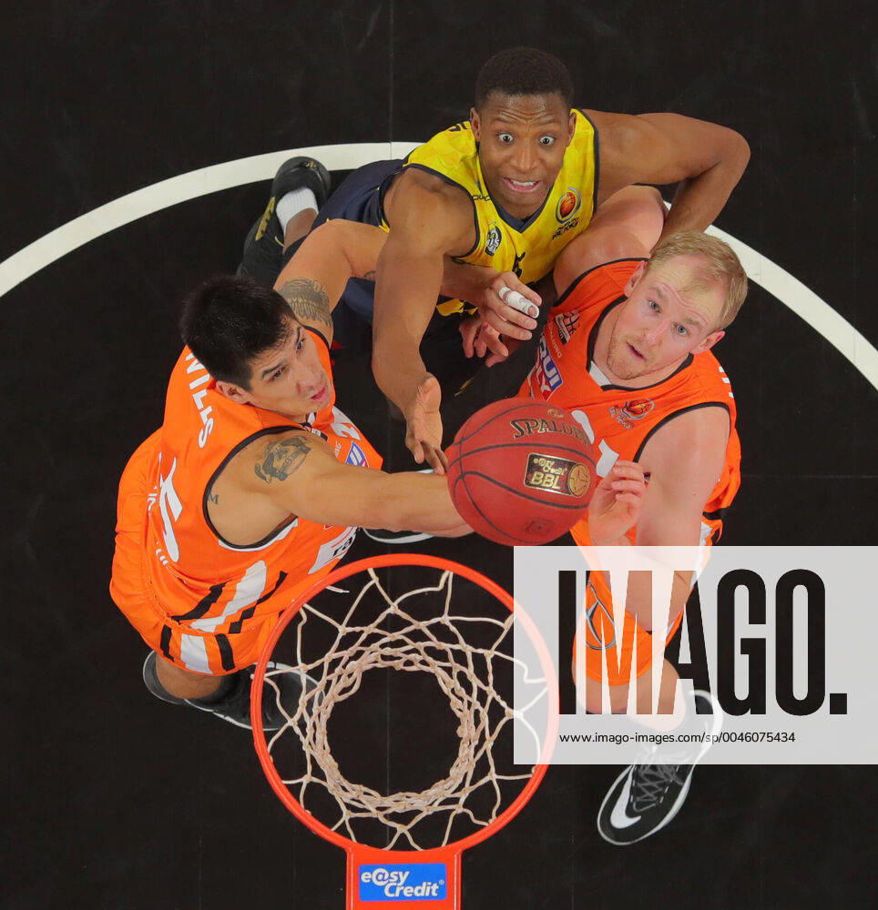 V l Derek Willis Ulm , Justin Sears Oldenburg , Seth Hinrichs Ulm ratiopharm Ulm vs EWE Baskets Oldenburg, Basketball, easyCredit BBL Cup Semi Final, 12 01 2020 ratiopharm Ulm vs EWE Baskets Oldenburg, easyCredit BBL Cup Semi Final, 12 01 2020 New Ulm