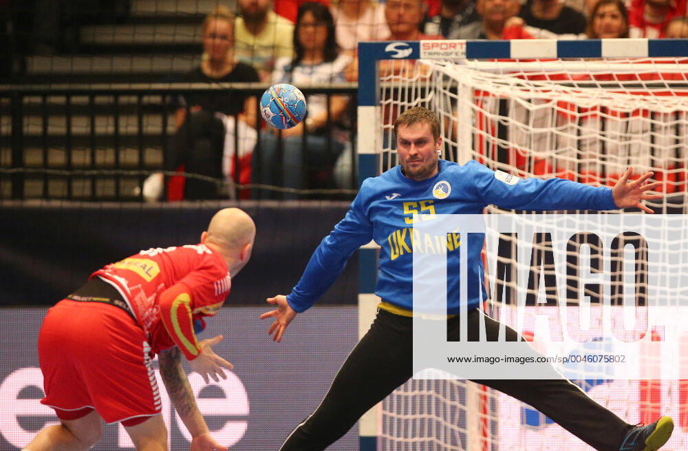 HANDBALL - EHF EURO 2020, AUT vs UKR VIENNA,AUSTRIA,12.JAN.20 - HANDBALL - EHF European Men s Handball Championship 2020, group stage, Austria vs Ukraine. Image shows Gennadiy Komok (UKR) and Robert Weber (AUT). GEPAxpictures xChristianxOrt