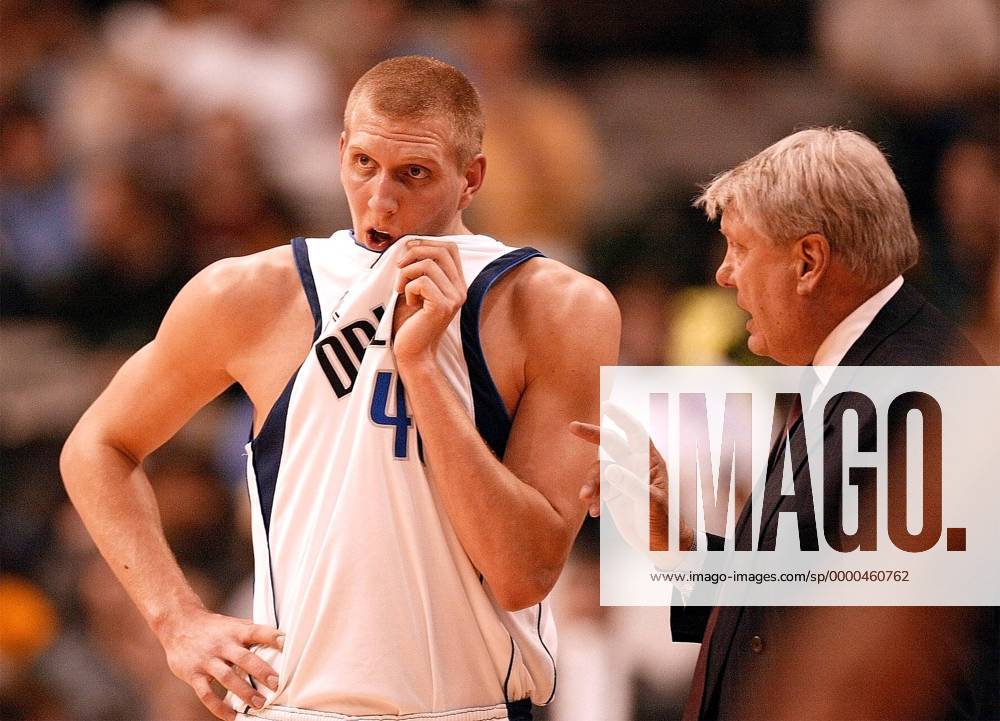 Dirk Nowitzki (li.) und Head-Coach Don Nelson (beide Mavericks) Basketball Herren NBA 2001 2002, National Basketball Association, Dallas Mavericks Gruppe AmericanAirlines Center Dallas