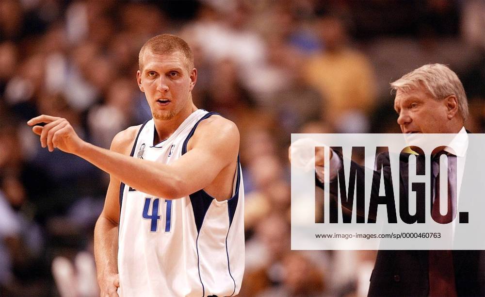 Dirk Nowitzki (li.) und Head-Coach Don Nelson (beide Mavericks) Basketball Herren NBA 2001 2002, National Basketball Association, Dallas Mavericks Gruppe AmericanAirlines Center Dallas