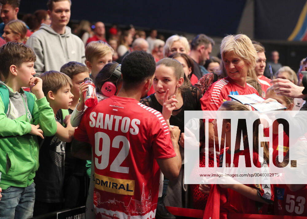 HANDBALL - EHF EURO 2020, AUT vs UKR VIENNA,AUSTRIA,12.JAN.20 - HANDBALL - EHF European Men s Handball Championship 2020, group stage, Austria vs Ukraine. Image shows Raul Santos (AUT) and fans. GEPAxpictures xChristianxOrt