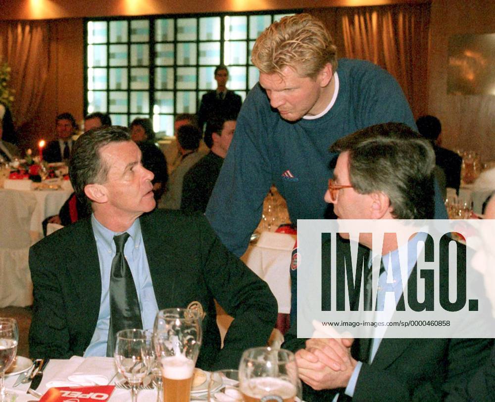 Trainer Ottmar Hitzfeld (li.) und Stefan Effenberg im Gespräch, re. Geschäftsführer Klaus Hopfner (alle Bayern) Fußball EC 1 Herren Champions League 1999 2000, Porto - FC Bayern München 1:1 Gruppe Das Antas Porto