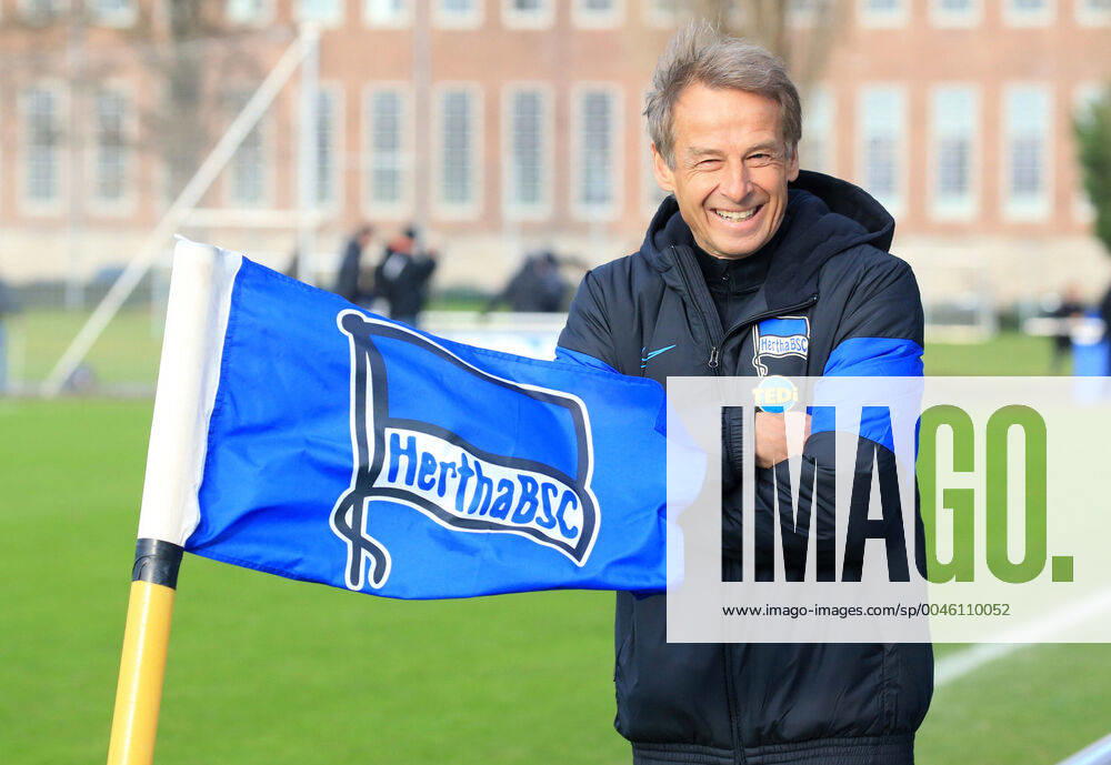 GER, 1 FBL, DFL,, Hertha BSC Training 15 01 2020, Sportpark, Berlin, GER, 1 FBL, DFL,, Hertha BSC Training, DFL, regulations prohibit any use of photographs as image sequences and or quasi video in the picture Head Coach Head Coach Juergen Klinsmann Hertha BSC Berlin , Hertha Eckfahne nordphotox xEngler nph00076
