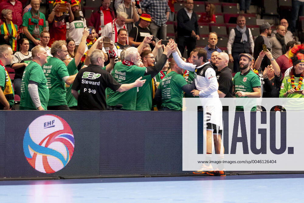 Uwe Gensheimer No. 3, Germany is happy after the game with his fans Belarus vs. Germany, Handball, main round, EHF Euro 2020, 16 01 20 Vienna Vienna Austria