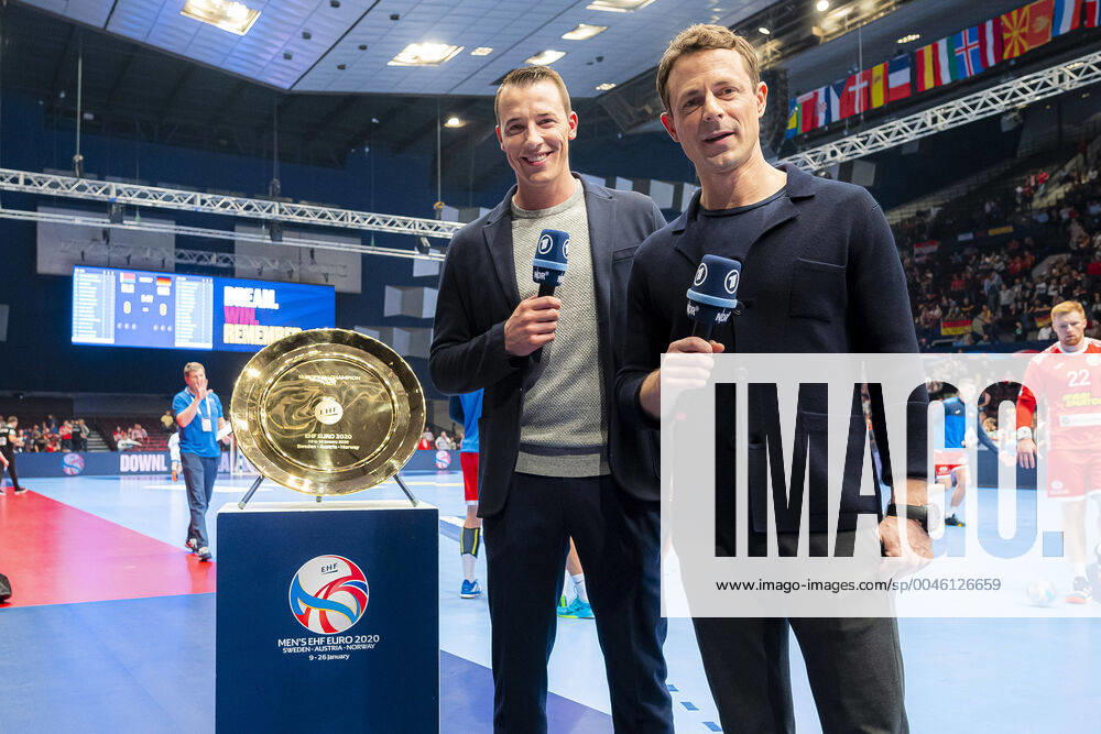 Handball, Men EM 2020, Main Round, Group 1, Belarus Germany ARD expert Dominik Klein and ARD presenter Alexander Bommes in front of the championship bowl Vienna Stadthalle Vienna Austria