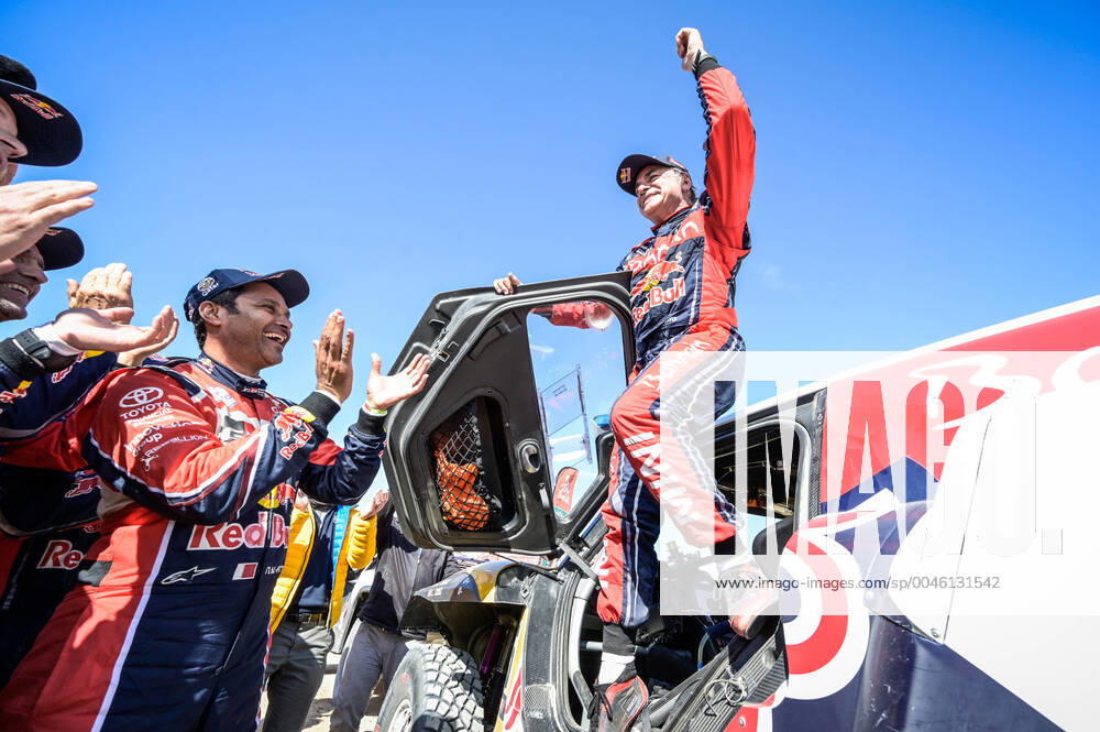 KW03 Al-Attiyah Nasser (qat), Toyota Hilux, Toyota Gazoo Racing, Auto, Car, Peterhansel Stephane (fra), Mini John Cooper Works Buggy, Bahrain JCW X-Raid Team, Auto, Car congratulates Sainz Carlos (esp), Mini John Cooper Works Buggy, Bahrain JCW X-Raid Team, Auto, Car, portrait after his win at the arrival of the Dakar 2020, in Qiddiya, Saudi Arabia, on January 17, 2020 MOTORSPORT : Rallye de Dakar 2020 - Etape 12 - Haradh to Qiddiya - 17 01 2020 DPPI Panoramic