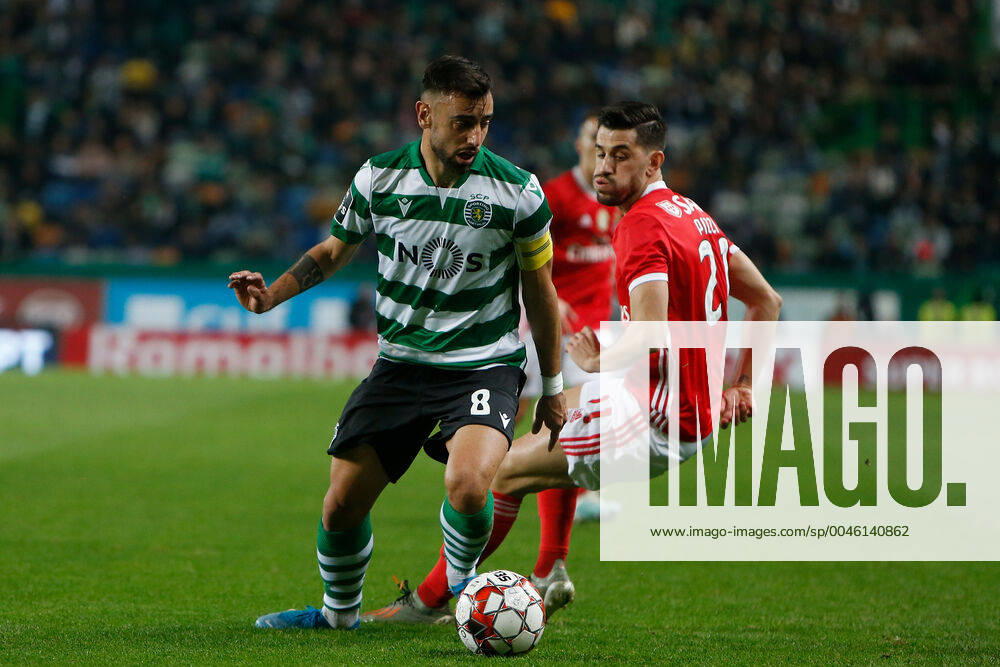 Sporting CP Midfielder Bruno Fernandes controls the ball against SL Benfica Midfielder Pizzi during the Liga Nos match between Sporting CP and SL Benfica at Estadio Jose Alvalade on January 17, 2020 in Lisbon, Portugal Photo Valter Gouveia
