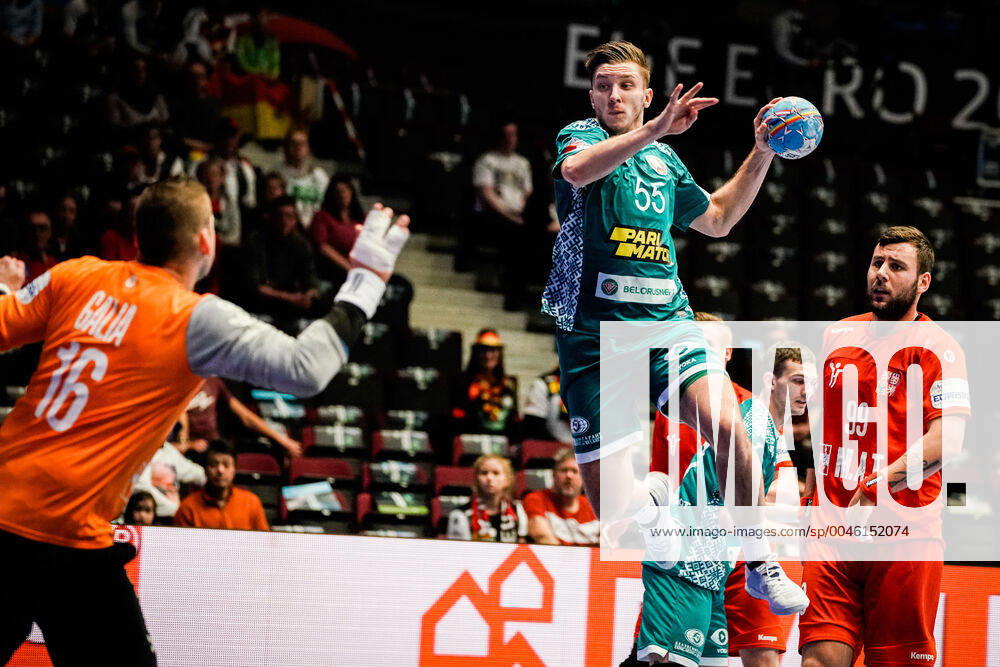 Wiener Stadthalle, Vienna, AUT, EHF Euro 2020, Belarus vs. Czech Republic, main round, group I, in the picture v l Martin Galia CZE , Mikita Vailupau BLR f l Martin Galia CZE Mikita Vailupau BLR during the EHF 2020 European Handball Championship, main round group I match between Belarus and Czech Republic at the Wiener Stadthalle in Vienna, Austria on 2020 01 18 Vienna EP_sro