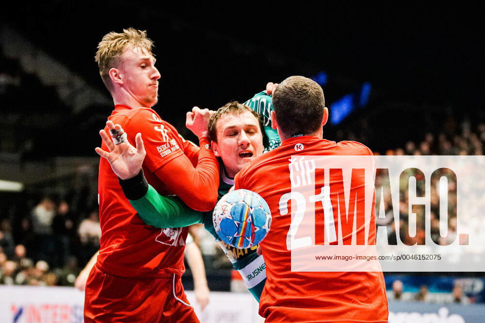 Wiener Stadthalle, Vienna, AUT, EHF Euro 2020, Belarus vs. Czech Republic, main round, group I, in the picture v l Dominik Solak CZE , Dzmitry Nikulenkau BLR , Tomas Cip CZE f l Dominik Solak CZE Dzmitry Nikulenkau BLR Tomas Cip CZE during the EHF 2020 European Handball Championship, main round group I match between Belarus and Czech Republic at the Wiener Stadthalle in Vienna, Austria on 2020 01 18 Vienna EP_sro
