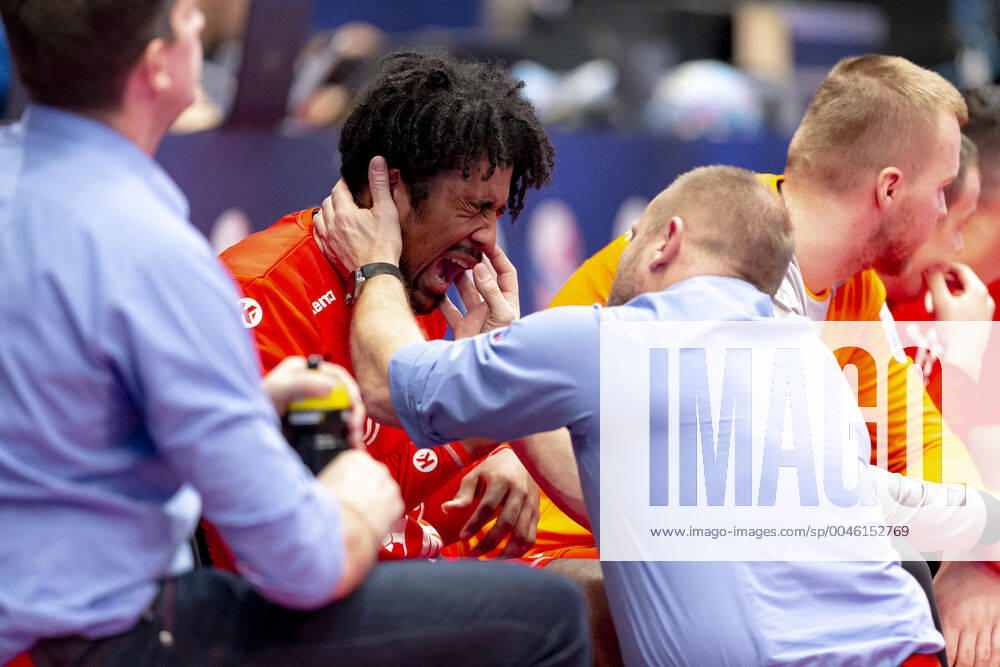 Dieudonne Mubenzem Nr 40, Czech Republic is treated with pain on the bench Belarus vs. Czech Republic, Handball, main round, EHF Euro 2020, 18 01 20 Vienna Vienna Austria