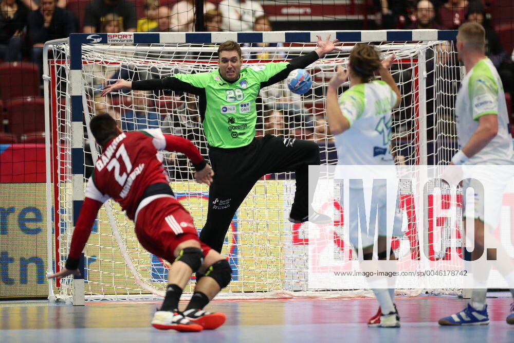 MALMOE 20200119 Slovenia s goalkeeper Klemen Ferlin makes a save during the Men s European Handball Championship main round Group 2 match between Slovenia and Hungary at Malmo Arena, Friday Jan 19, 2020 Foto Andreas Hillergren TT kod 10600 Malmo Sweden