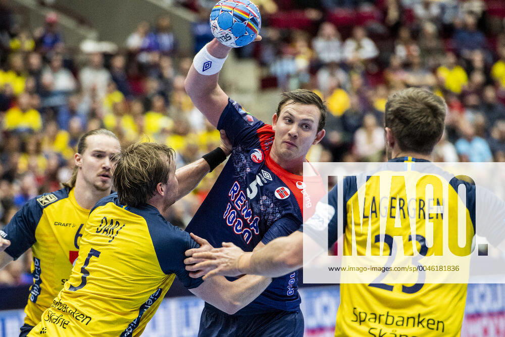 Sander Sagosen of Norway and Max Darj and Albin Lagergren of Sweden during the EHF European Handball Championship match between Norway and Sweden on January 19, 2020 in Malmö Photo Ludvig Thunman BILDBYRAN code LT 35713 bbeng ehf euro 2020 em 2020 european mens handball championship 2020 handball handball handballs em 2020 handball handball em 2020 sweden sweden norge norway,