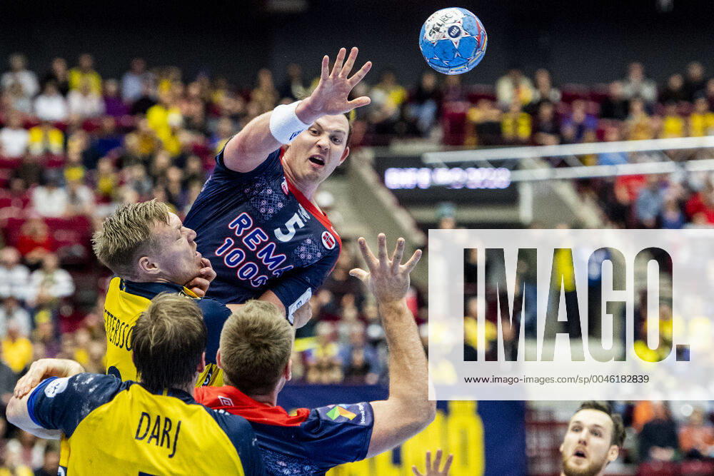 Sander Sagosen of Norway and Fredric Pettersson and Max Darj of Sweden during the EHF European Handball Championship match between Norway and Sweden on January 19, 2020 in Malmö Photo Ludvig Thunman BILDBYRAN code LT 35713 bbeng ehf euro 2020 em 2020 european mens handball championship 2020 handball handball handballs em 2020 handball handball em 2020 sweden sweden norge norway,