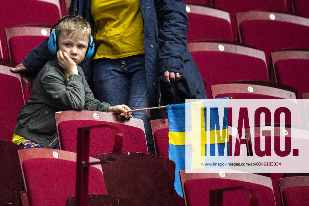 A supporter of Sweden looks dejected after the EHF European Handball Championship match between Norway and Sweden on January 19, 2020 in Malmö Photo Ludvig Thunman BILDBYRAN code LT 35713 bbeng ehf euro 2020 em 2020 european mens handball championship 2020 handball handball handballs em 2020 handball handball em 2020 sweden sweden norway norway depp public dejected,