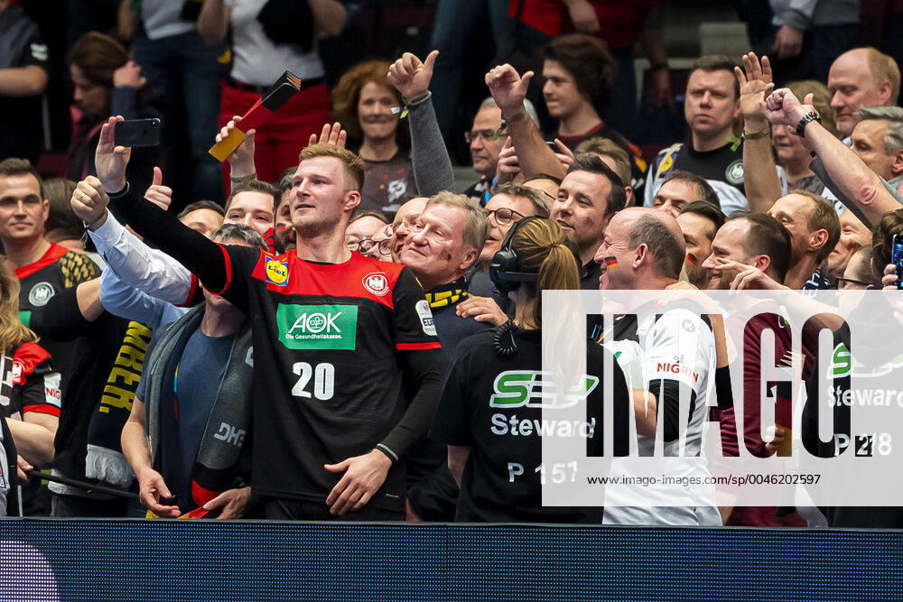 Handball, Men EM 2020, Main Round, Group 1, Austria Germany Philipp Weber Germany SC DHfK Leipzig in the fan curve and makes Selfie with the fans Vienna Stadthalle Vienna Austria