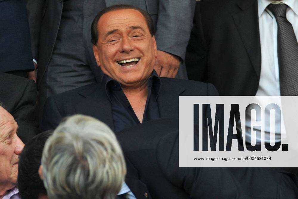 Ministerpräsident Silvio Berlusconi (Italien) - Eigentümer des AC Mailand) - gut gelaunt auf der Tribüne - Fußball Herren Saison 2009 2010, Test, Testspiel, AC Milan Einzelbild o0 Varese Freude,