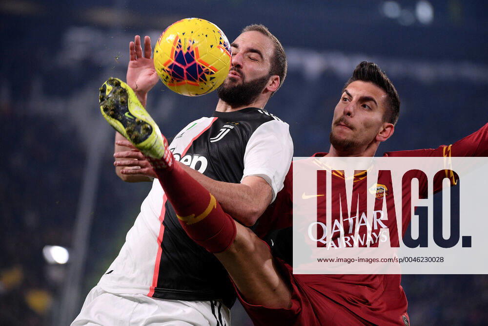 KW04 Gonzalo Higuain of Juventus , Lorenzo Pellegrini of AS Roma Torino 22 01 2020 Juventus Stadium Football Italy Cup 2019 2020 Juventus FC - AS Roma Photo Federico Tardito Insidefoto federicoxtardito