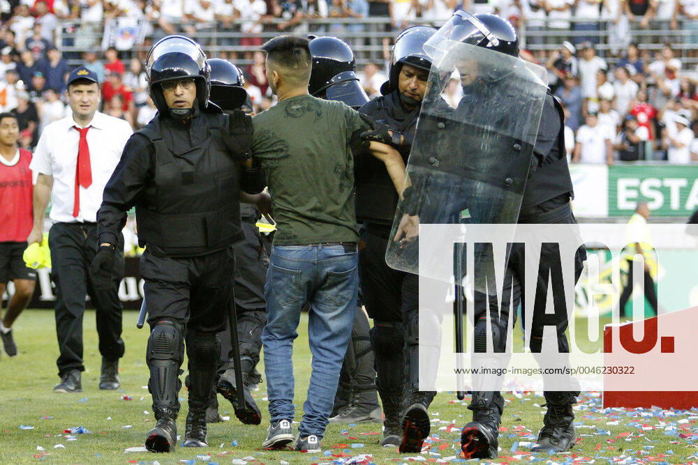 KW04 Futbol, Universidad de Chile vs Colo Colo. Final de Copa Chile 2019. Guardias de seguridad durante el partido de final de la Copa Chile 2019 entre Universidad de Chile y Colo Colo disputado en el estadio German Becker de Temuco, Chile. 22 01 2020 Raul Zamora Photosport Football, Universidad de Chile vs Colo Colo. Copa Chile championship 2019 final match. Security guards during the Copa Chile 2019 final match between Universidad de Chile and Colo Colo held at the German Becker stadium in Temuco, Chile. 22 01 2020 Raul Zamora Photosport Universidad de Chile vs Colo Colo, Copa Chile 2019