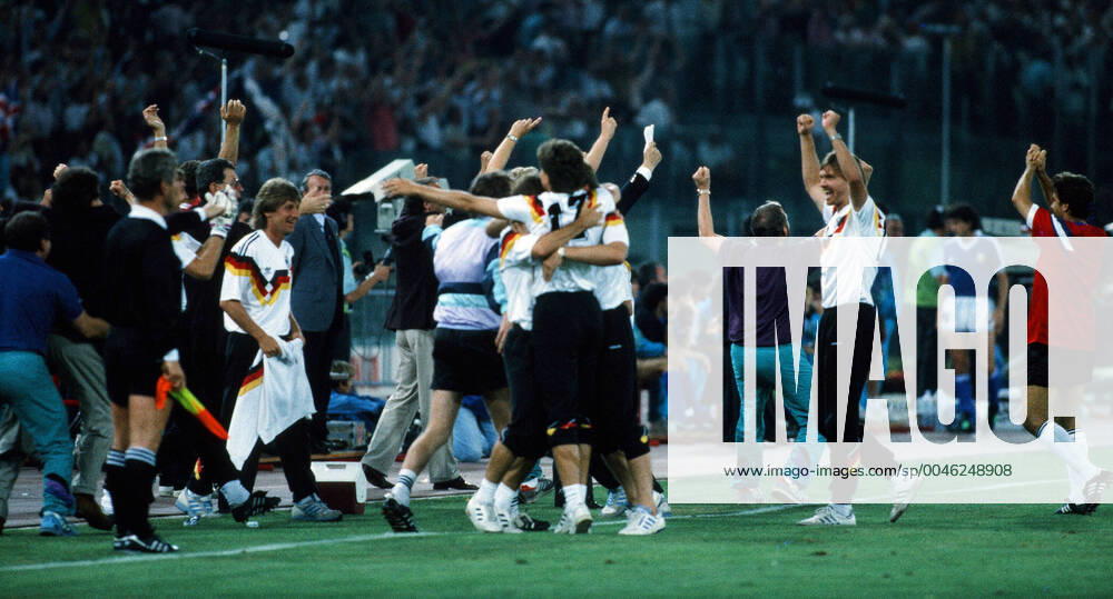 Germany Argentina Italy, Rome, 08 07 1990, Football, FIFA World Cup 1990 in Italy, Final, DFB Germany Argentina 1 0 German players cheering after the victory