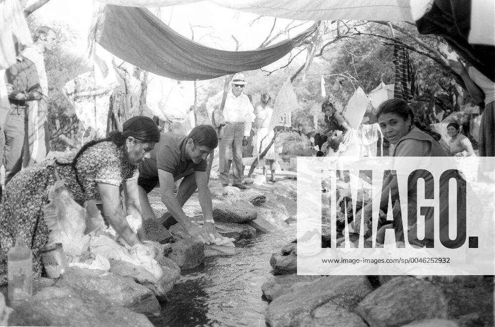World Championship 1970 in Mexico Visit of the German team in an Indio Village 05 06 1970 Date estimated Max Lorenz BRD with 2 washerwomen HM