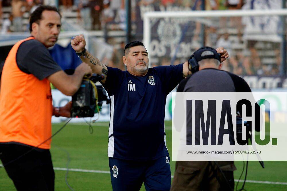 Technical director of Gimnasia y Esgrima, Diego Maradona, during a match between Gimnasia y Esgrima and Vélez Sarfield for the Argentine Football Super League, at the Juan Carmelo Zerillo Stadium in La Plata, Buenos Aires, Argentina, 24 January 2020. Gimnasia y Esgrima vs. Velez Sarfield !ACHTUNG: NUR REDAKTIONELLE NUTZUNG!
