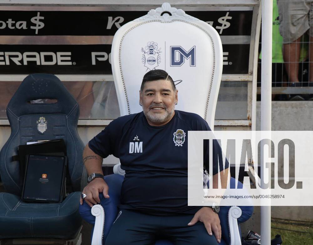 Technical director of Gimnasia y Esgrima, Diego Maradona, during a match between Gimnasia y Esgrima and Vélez Sarfield for the Argentine Football Super League, at the Juan Carmelo Zerillo Stadium in La Plata, Buenos Aires, Argentina, 24 January 2020. Gimnasia y Esgrima vs. Velez Sarfield !ACHTUNG: NUR REDAKTIONELLE NUTZUNG!